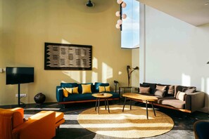 Penthouse (Suite) | Woonkamer | Een televisie en een dvd-speler
