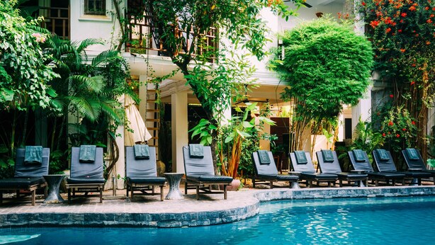 A poolside area with lounge chairs and a small pool. - Urban Residences - Siem Reap (Siem Reap)