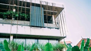A modern building with a flat roof, large windows, and a balcony. - Urban Residences - Siem Reap (Siem Reap)