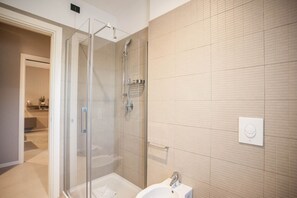 Ducha y bañera combinadas, secador de pelo, bidé y toallas