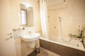Duschwanne, Haartrockner, Bidet, Handtücher