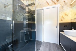 Dusche, kostenlose Toilettenartikel, Haartrockner, Handtücher