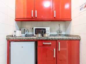 Réfrigérateur, four à micro-ondes, cafetière-théière, grille-pain