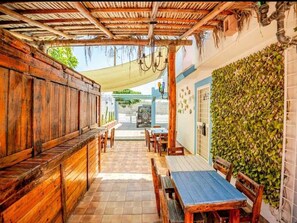 Outdoor dining - Nice and Cozy studio very close to the boardwalk and the beach (La Paz)