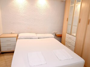 2 bedrooms, iron/ironing board, internet, bed sheets