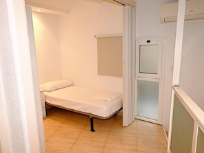 2 habitaciones, tabla de planchar con plancha, internet y ropa de cama 