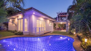 Una casa moderna con piscina.