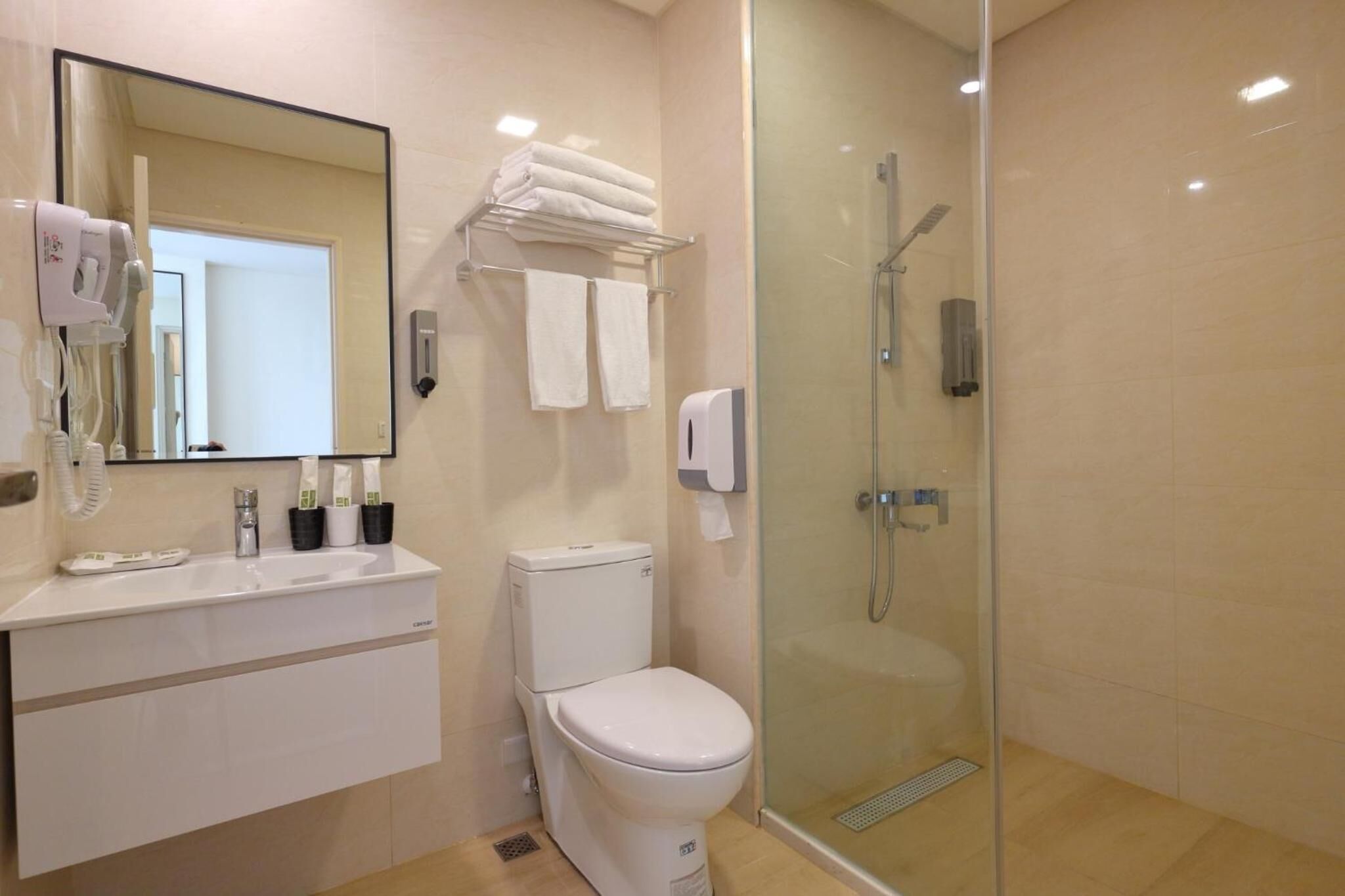 shower, rainfall showerhead, free toiletries, slippers