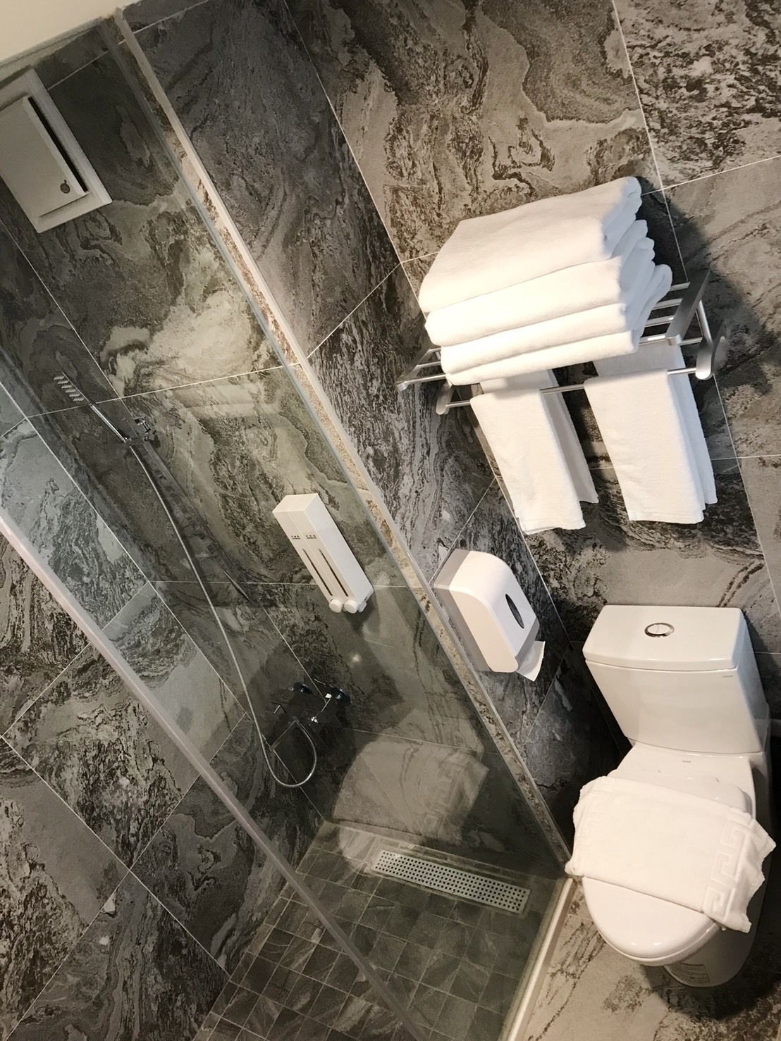 comfort loft, 2 bedrooms | bathroom | shower, rainfall showerhead, free toiletries, slippers