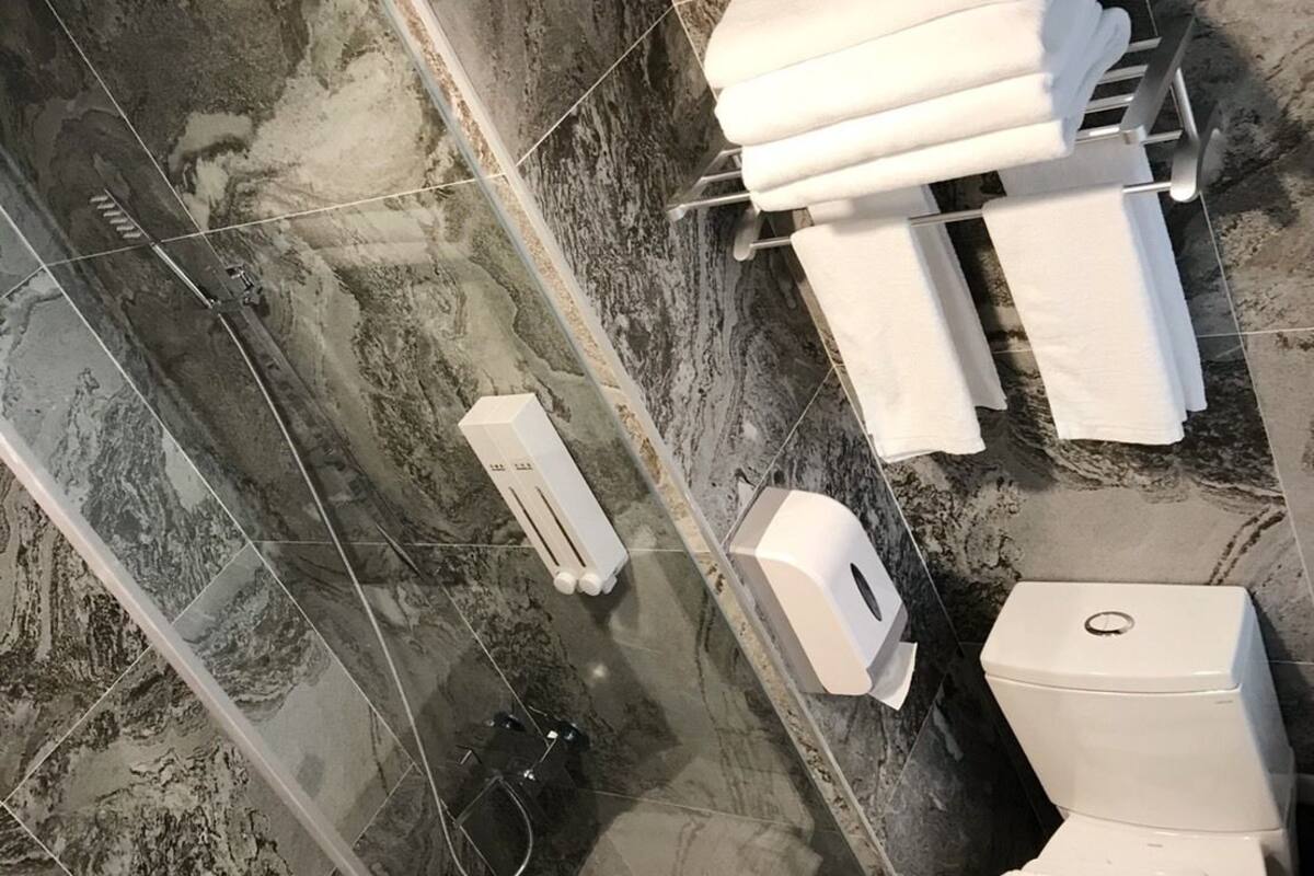 comfort loft, 2 bedrooms | bathroom | shower, rainfall showerhead, free toiletries, slippers