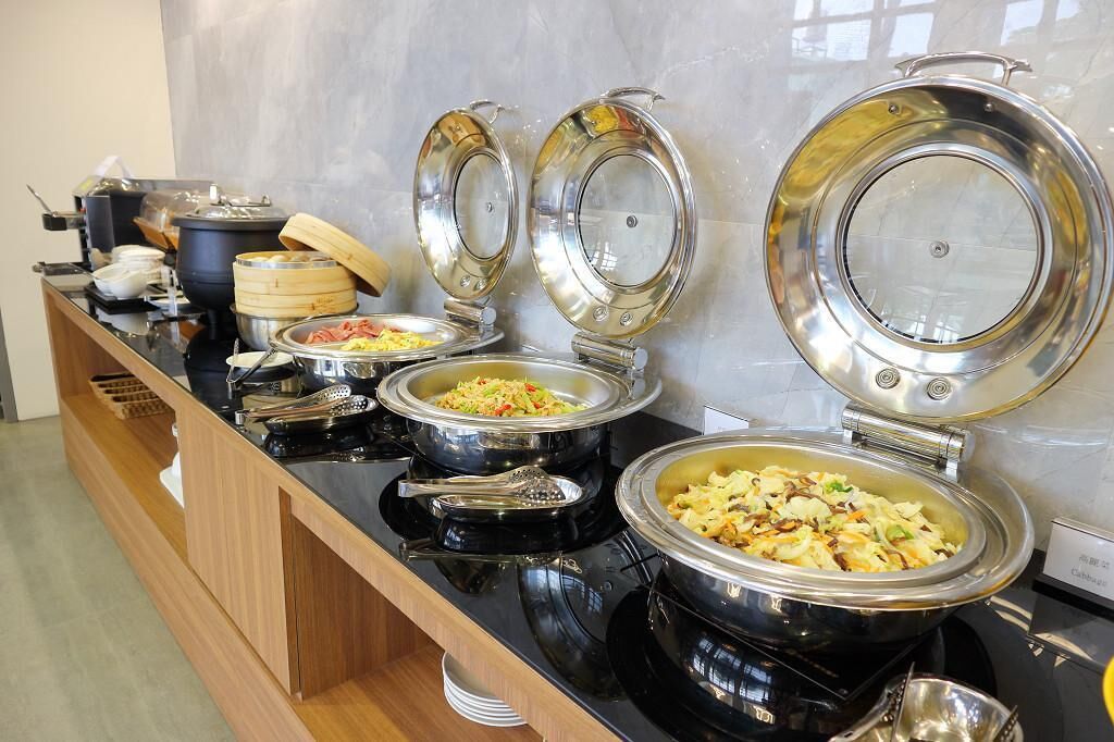 daily buffet breakfast (twd 250 per person)