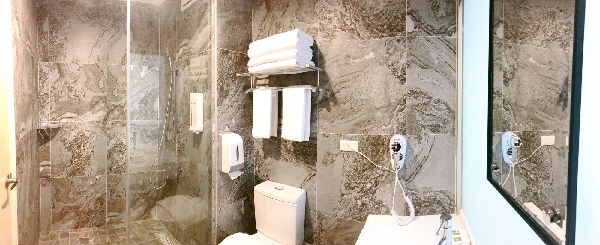 comfort loft, 2 bedrooms | bathroom | shower, rainfall showerhead, free toiletries, slippers