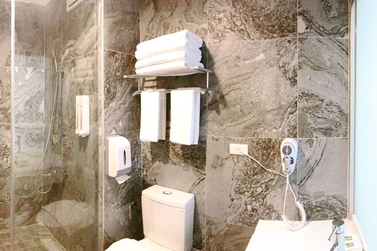 comfort loft, 2 bedrooms | bathroom | shower, rainfall showerhead, free toiletries, slippers