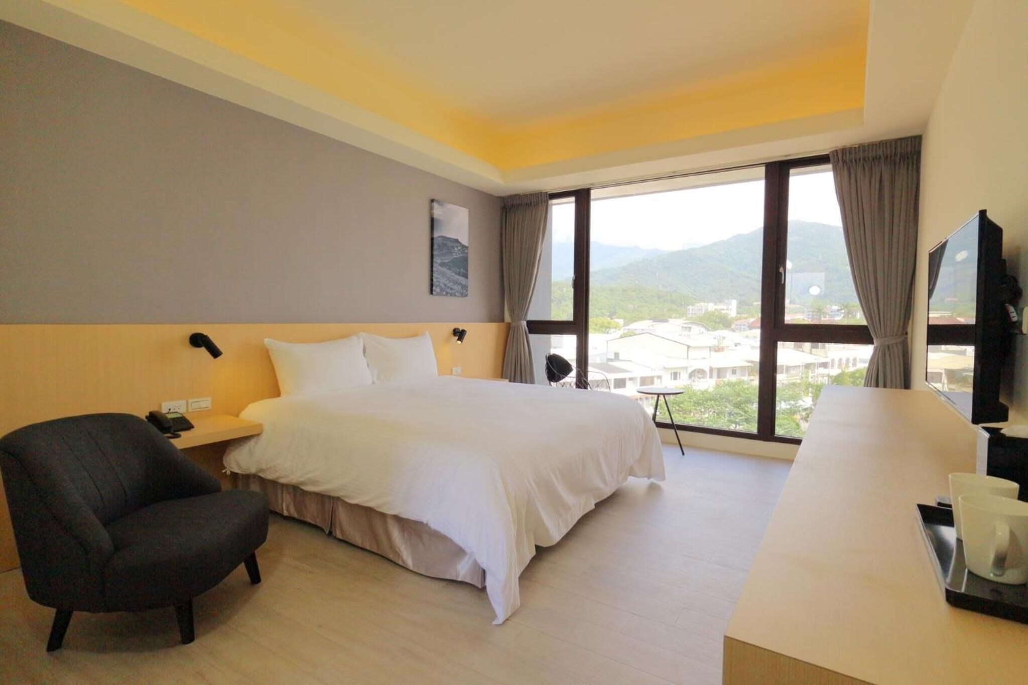 desk, blackout curtains, soundproofing, free wifi