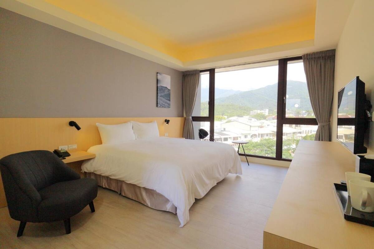 desk, blackout curtains, soundproofing, free wifi