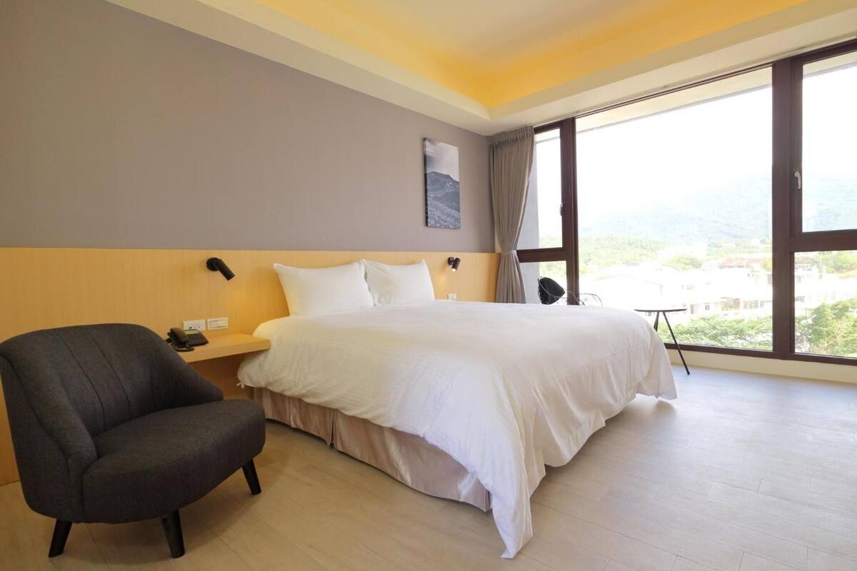 desk, blackout curtains, soundproofing, free wifi