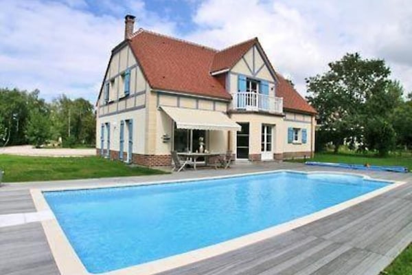 Vue d'ensemble, terrasse et piscine