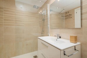 Kombination af bruser/badekar, hårtørrer, bidet, håndklæder