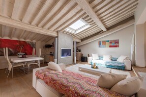 Lägenhet - 3 sovrum | 3 sovrum, unika möbler, skrivbord och arbetsyta för laptop