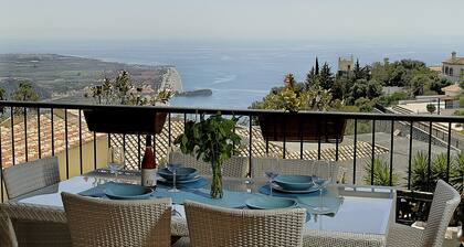 VILLA AVEC PISCINE SUR LA CĂTE TROPICALE