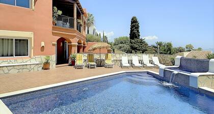 VILLA AVEC PISCINE SUR LA CĂTE TROPICALE