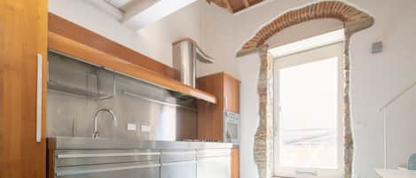 Fridge, oven, stovetop, cookware/dishes/utensils