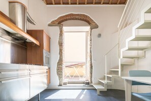 Fridge, oven, stovetop, toaster - Apartment Giglio Bianco in Florence by Mmega (Firenze)