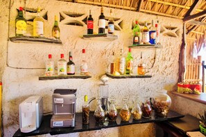S'hi serveixen esmorzars, dinars i plats de cuina local i internacional