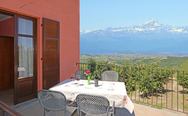 Outdoor dining - Apartment in the Langhe (Albaretto della Torre)