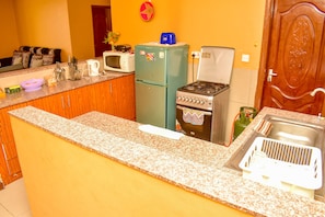 Chambre Simple Standard, 1 grand lit (3) | Cuisine privée | Grand réfrigérateur, micro-ondes, four, plaque de cuisson