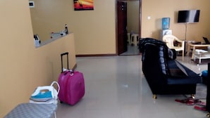 Une chambre d’hôtel équipée d’un lit, d’un bureau, d’une chaise, d’une télévision et d’une salle de bain avec un miroir et un porte-serviettes.