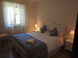 Comfort-Doppelzimmer, eigenes Bad (External) | 1 Schlafzimmer, hochwertige Bettwaren, Schreibtisch, kostenloses WLAN