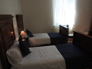 Familien-Doppel- oder -Zweibettzimmer | 1 Schlafzimmer, hochwertige Bettwaren, Schreibtisch, kostenloses WLAN