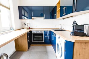 Kühlschrank, Ofen, Geschirrspüler, Wasserkocher mit Kaffee-/Teezubehör