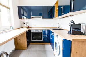 Fridge, oven, dishwasher, coffee/tea maker