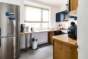 Refrigerador, horno, lavavajillas y cafetera y tetera 