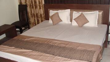 Executive Room, 1 Queen Bed | 1 bedroom, blackout drapes, soundproofing, rollaway beds