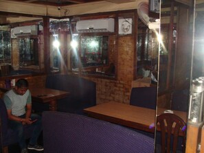 Päivittäinen paikallinen aamiainen (200 INR per henkilö)