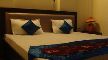 Executive Room, 1 King Bed | 1 bedroom, blackout drapes, soundproofing, rollaway beds