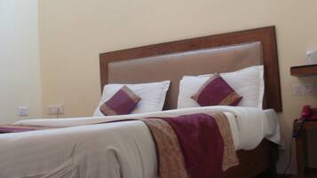 1 bedroom, blackout curtains, soundproofing, rollaway beds