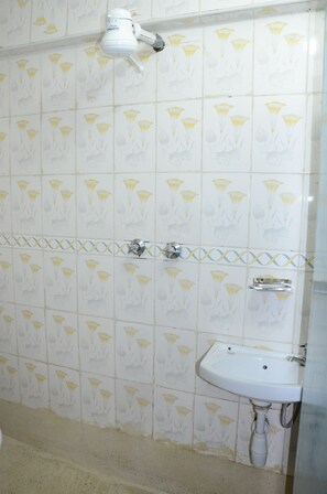 Double Room | Bathroom | Shower, deep soaking tub, rainfall showerhead - Starehe link hotel (Nairobi)