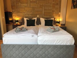Habitación doble | Ropa de cama de alta calidad, tabla de planchar con plancha, wifi gratis