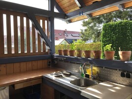 Cafetera o tetera, frigorífico, placa de cocina y lavavajillas