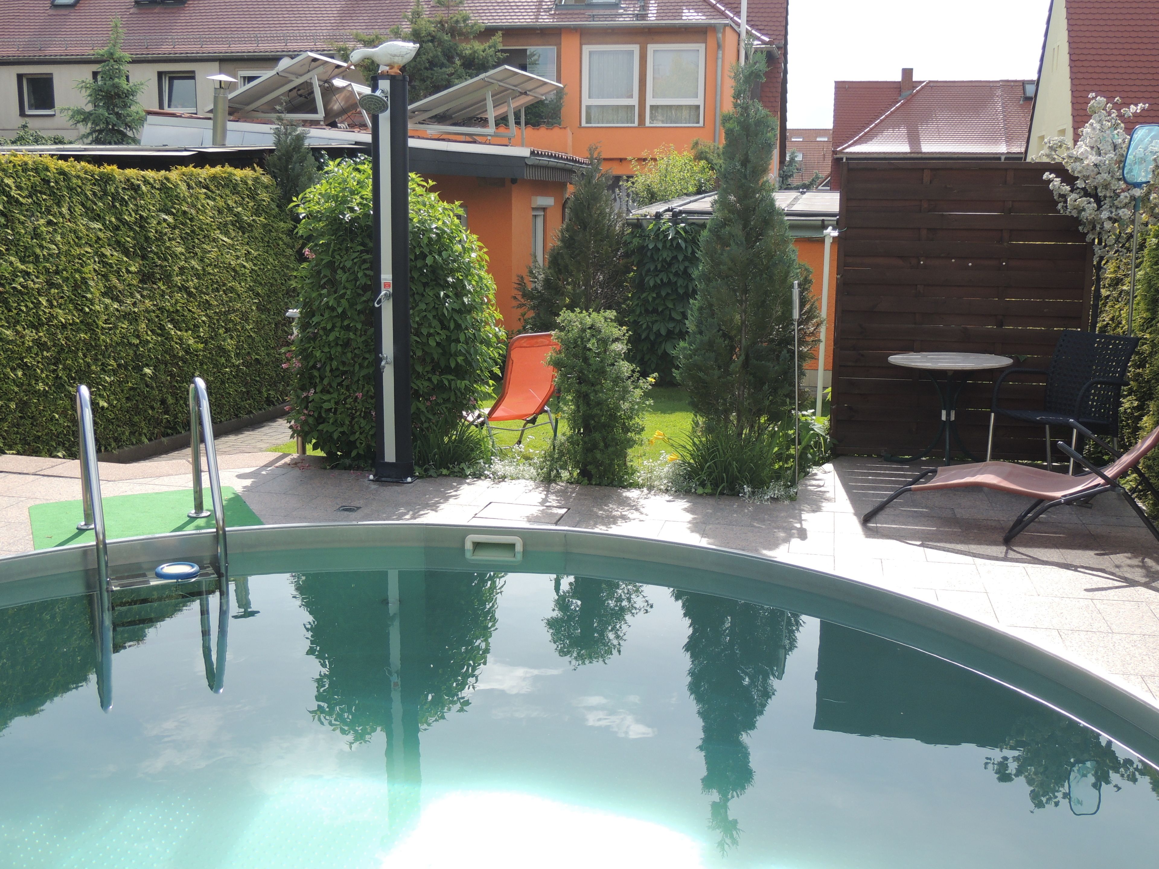 Piscina externa sazonal, espreguiçadeiras