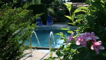 Piscine extérieure (ouverte en saison), chaises longues