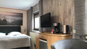 Quarto quádruplo | Roupas de cama premium, ferros/tábuas de passar roupa, Wi-Fi de cortesia