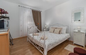 1 Schlafzimmer, Reisekinderbett, kostenloses WLAN, Bettwäsche