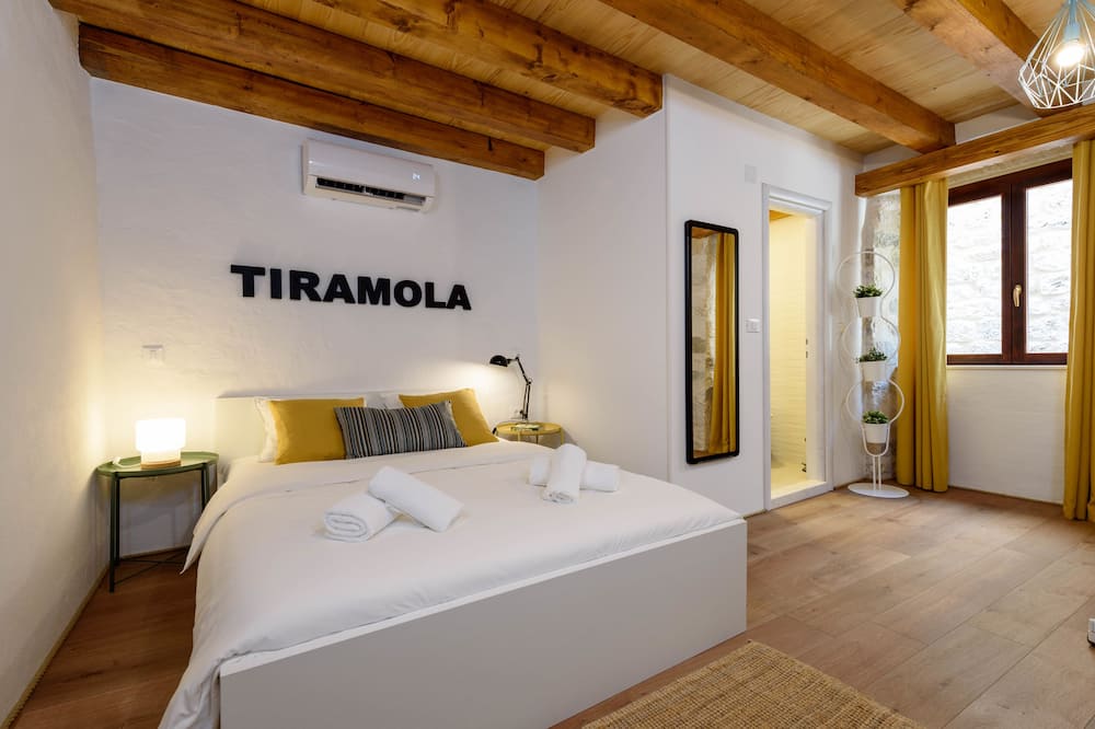 Apartments & Rooms Tiramola