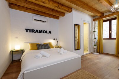 Apartments & Rooms Tiramola