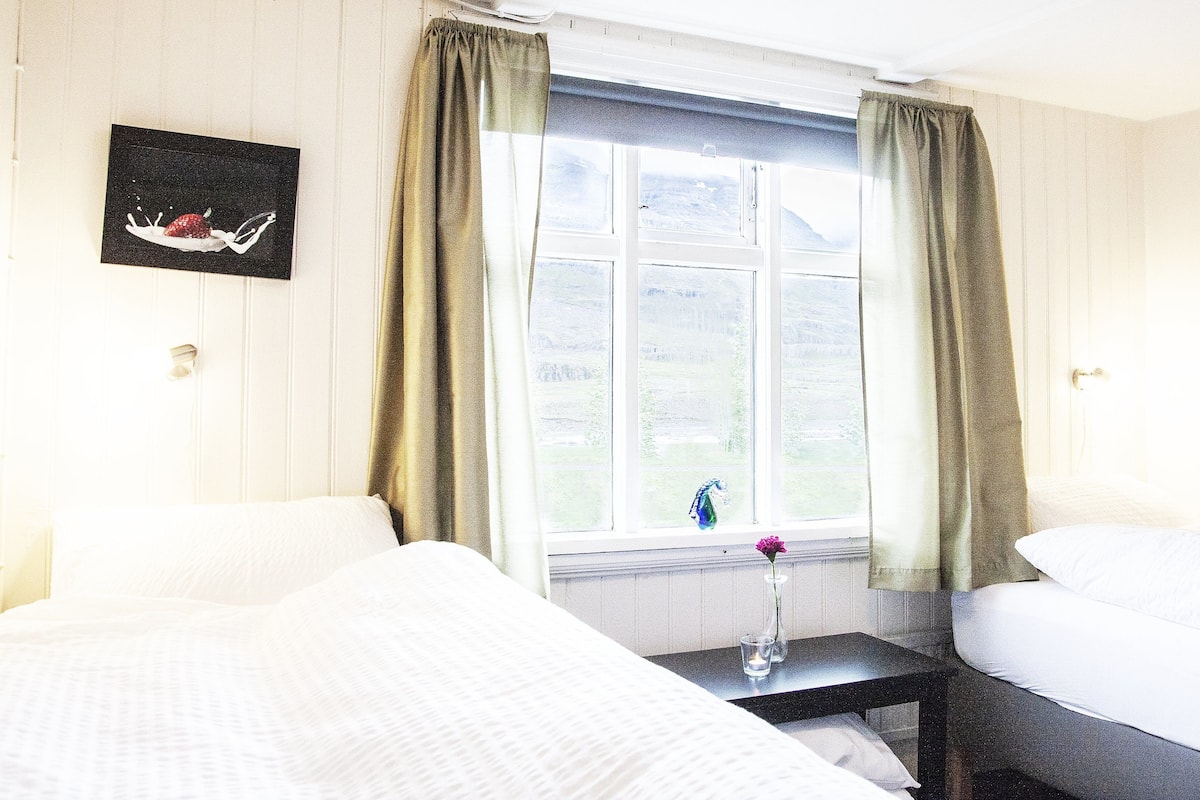 Basic Triple Room | Blackout curtains, iron/ironing board, free WiFi, bed sheets